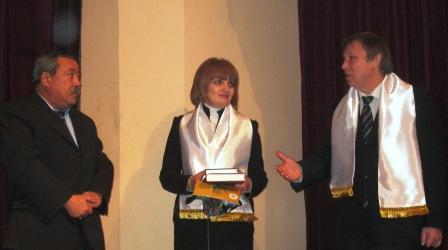 Фатиме Хабаловой и Владимиру Уварову вручили белые шарфы - на удачу.