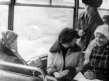 Первые пассажиры первого во Владикавказе троллейбуса. Фото 1967 г.