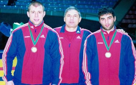Тренер и его воспитанники (слева направо): Хетаг ГОЗЮМОВ, Малик ТЕДЕЕВ и Георгий КЕТОЕВ.
