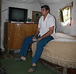 Григорий Дзасохов, живущий в палатке рядом со своим разрушенным домом, не верит ни российским, ни грузинским властям и надеется только на помощь западных организаций.