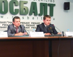 Исмагиль Каримов (слева) и Руслам Шарипов обвиняют руководство Южной Осетии.