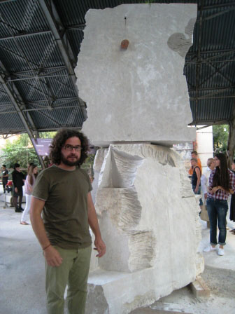 Альберто Мариани у скульптуры «Школа».