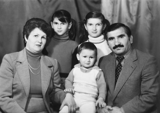 Семья в сборе. Елкан Тедеев, его жена Елена Бугулова, сын Казбек, дочери – Мадина и Фатима. 1981 год.