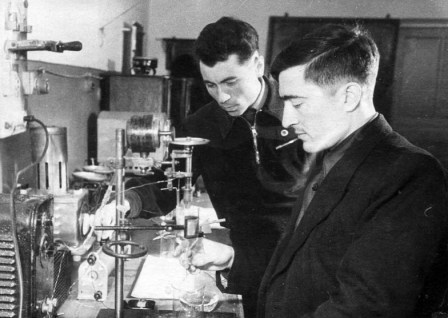 Студент Михаил Алкацев в институтской лаборатории с Анатолием Романовым.