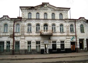 В этом здании на проспекте Мира (Александровском проспекте) в 20-е годы находился подотдел искусств.
