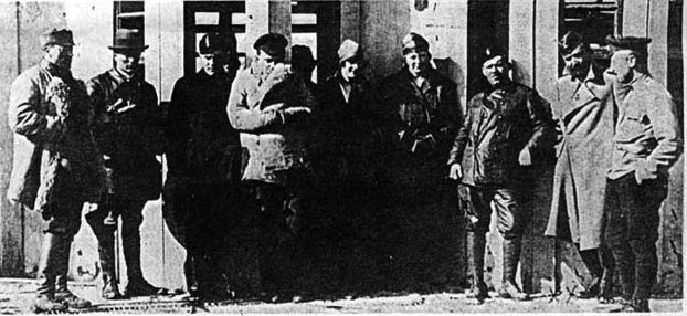 Летуны 1-й сотни, январь 1919г. Полковник Кануков – второй справа, четвертая справа – его жена Евгения.