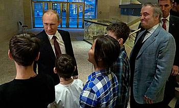 Детский хор спел олимпийскую песню для Путина