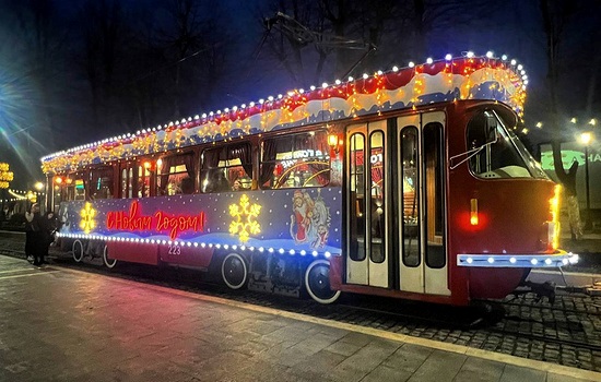 Во Владикавказе запустили новогодний трамвай