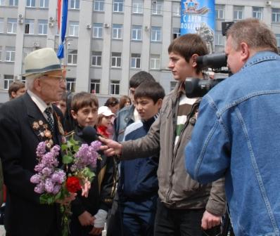 Праздничное интервью дает гвардии разведчик Михаил Прожиров. 