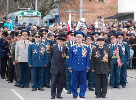 Колонна ветеранов перед парадом: единство воинов и народа.