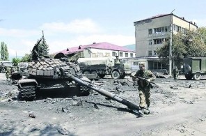 Два года после войны в Осетии: дома в разрухе, зато снесли Сталина