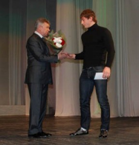 Николай Хлынцов приветствует чемпиона мира среди юниоров по вольной борьбе Владислава Байцаева.