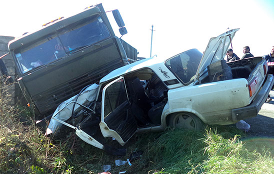 Водитель и пассажир «Жигулей» оказались в больнице после столкновения на трассе с «КамАЗом»