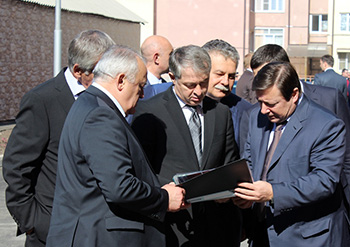 Александр ХЛОПОНИН открыл в Северной Осетии новую дорогу, увидел новый дом и провел межрегиональное совещание