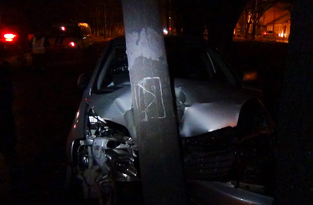 За ночь два автомобиля во Владикавказе врезались в фонарные столбы