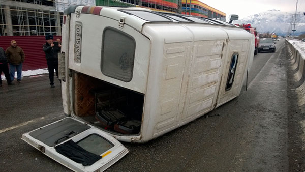 Во Владикавказе опрокинулась маршрутка с пассажирами