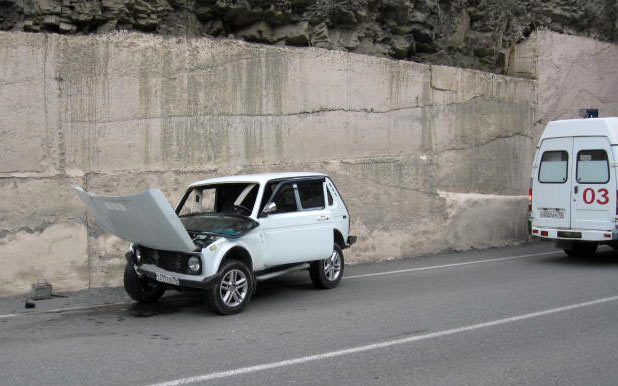 На Транскавказской автомагистрали водитель «Нивы» не преодолел стену тоннеля
