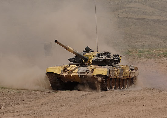 Новобранцы танкового подразделения российской военной базы в Северной Осетии осваивают стрельбу из вооружения танка Т72БМ