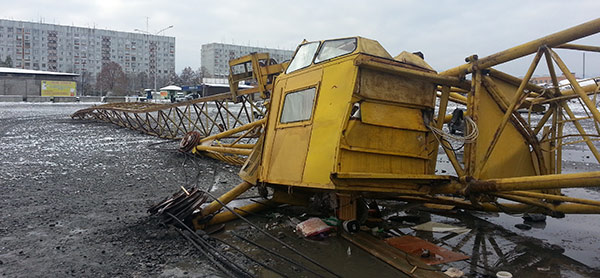На стройке во Владикавказе упал башенный кран