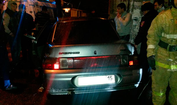 В ночном Владикавказе водитель «десятки» врезался в столб уличного освещения (фото)