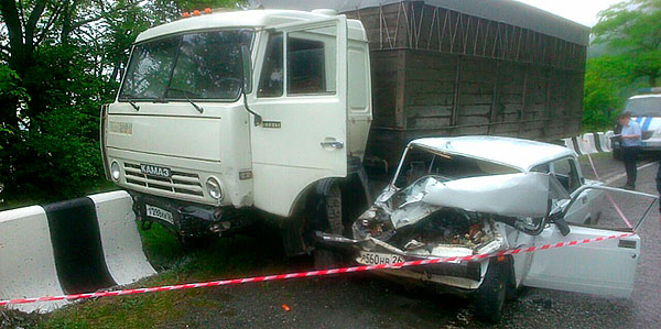 Водитель «ВАЗ-2107» мог уснуть за рулем, что привело к столкновению «семерки» с «КамАЗом»
