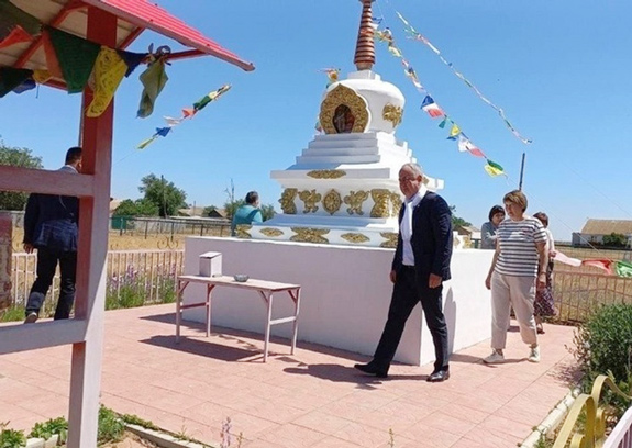 Председатель парламента Северной Осетии посетил в Калмыкии дом своего детства