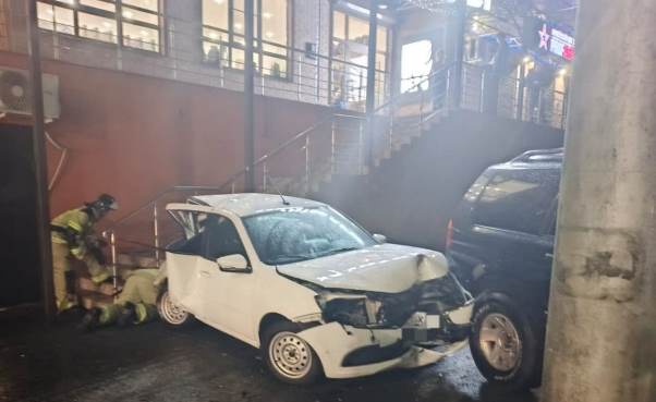 Во Владикавказе пьяный водитель иномарки сокрушил на парковке три автомобиля