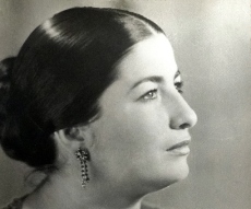 Блистала на оперной и концертной сценах