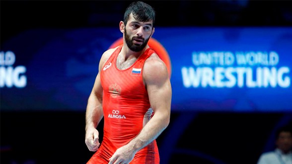 Борец, атакующий каскадом приемов