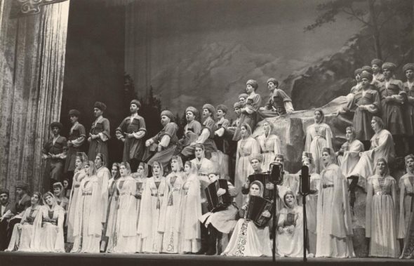 Хрущев, Торез и Цеденбал горячо аплодировали артистам Иристона