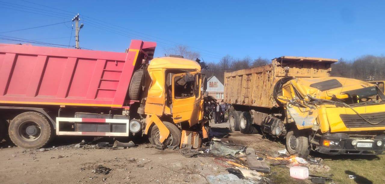 На окраине Владикавказа столкнулись два тяжелых самосвала