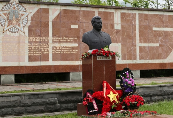 Сталин в бронзе, граните и в камне