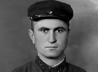 Стихи писал между боями…
